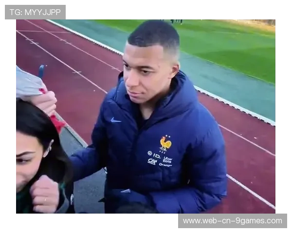 姆巴佩训练间隙为粉丝签名写下鼓励的话语