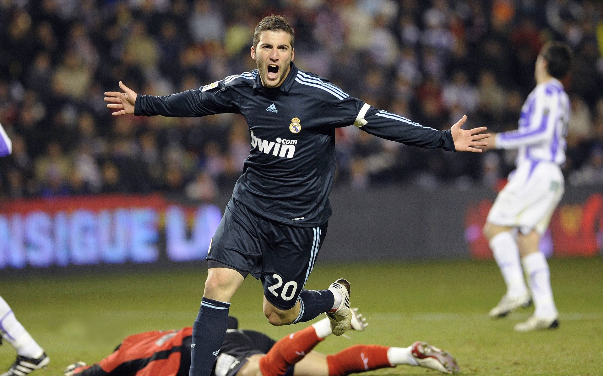 新疆男篮外援发挥关键作用球队气势如虹，新疆男篮队员外援